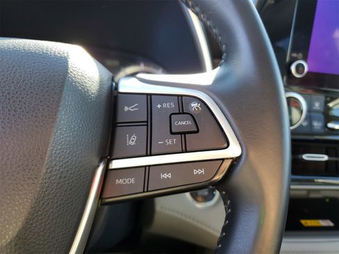 Certified 2023 Toyota Highlander XLE image 24