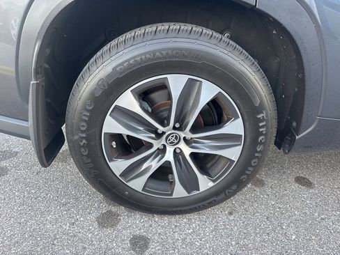 Used 2021 Toyota Highlander XLE image 12