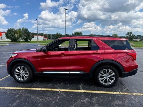 Used 2022 Ford Explorer XLT w/ Equipment Group 202A AWD/4WD image 14