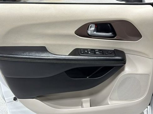 Used 2022 Chrysler Voyager LX image 10