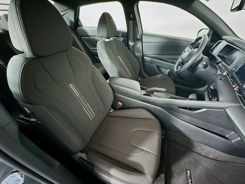 Used 2025 Hyundai Elantra Sport FWD image 30
