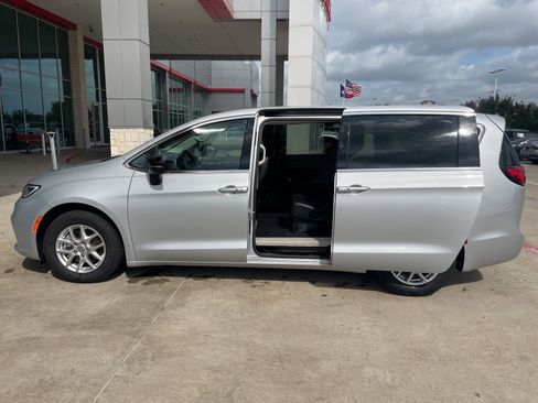 Used 2024 Chrysler Pacifica Touring-L FWD image 16
