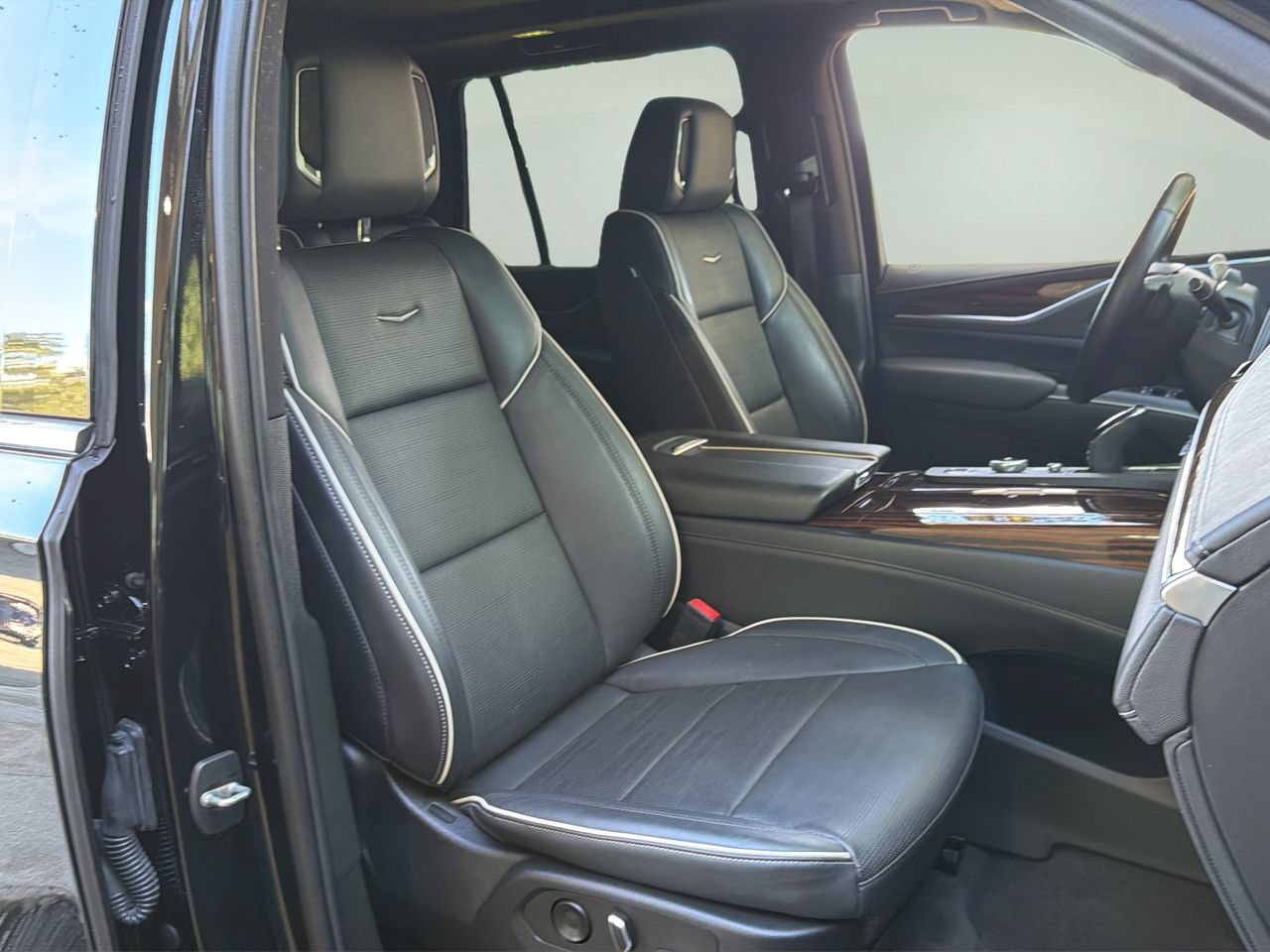 Used 2022 Cadillac Escalade Premium Luxury AWD/4WD image 21