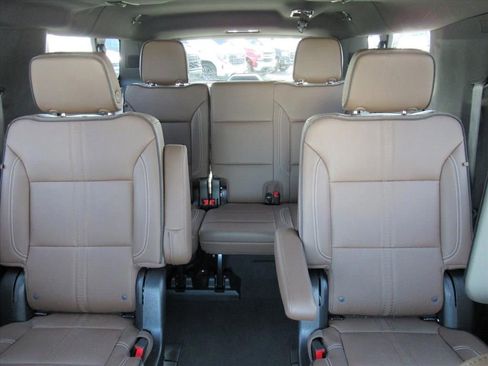 Used 2025 Chevrolet Suburban High Country AWD/4WD image 14