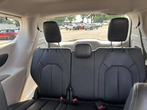 Used 2018 Chrysler Pacifica Touring-L FWD image 15