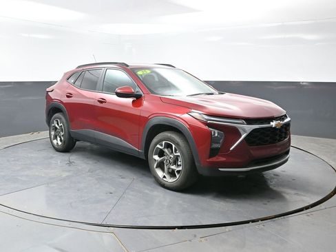 Used 2025 Chevrolet Trax LT FWD image 6