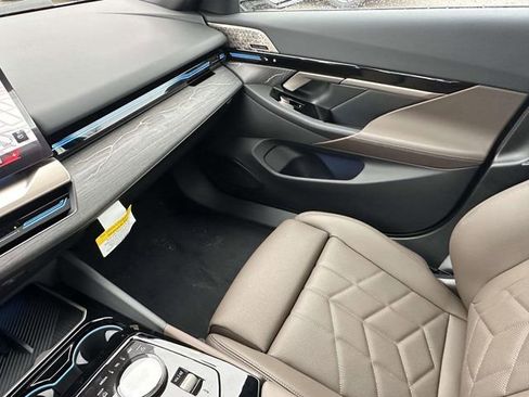 New 2026 BMW 530i xDrive w/ M Sport Package image 18