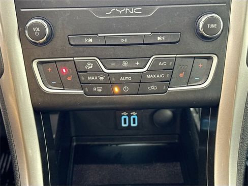 Used 2019 Ford Fusion SE image 14