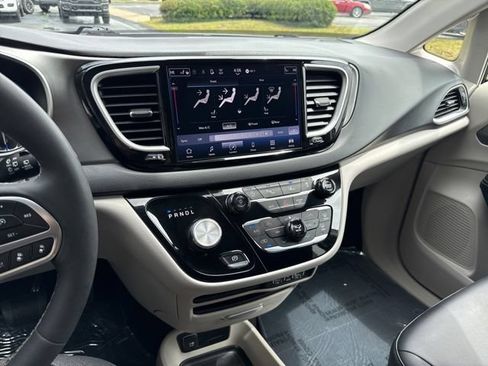 Used 2024 Chrysler Pacifica Touring-L FWD image 16