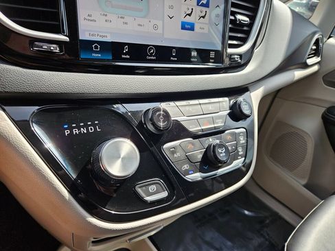 Used 2024 Chrysler Pacifica Touring-L FWD image 23