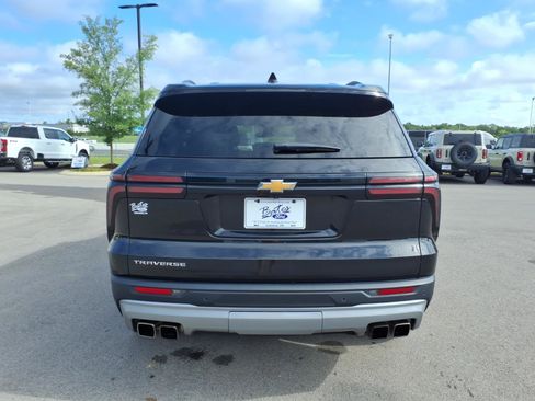 Used 2025 Chevrolet Traverse LT FWD image 4