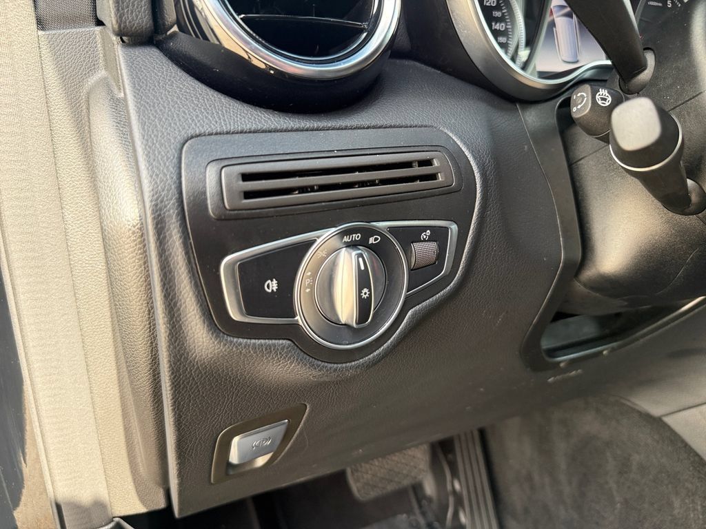 Used 2019 Mercedes-Benz GLC 300 4MATIC image 24