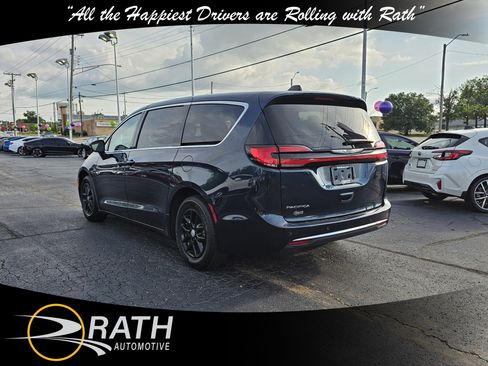 Used 2023 Chrysler Pacifica Touring-L FWD image 8
