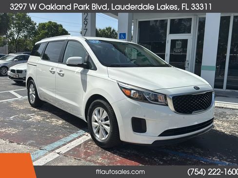 Used 2017 Kia Sedona LX w/ LX Essentials Premium Package FWD image 3