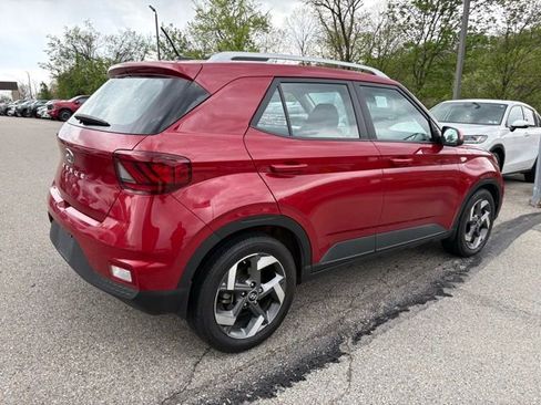 Used 2023 Hyundai Venue Limited w/ Cargo Package FWD image 4