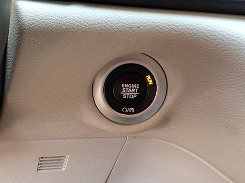 Used 2024 Chrysler Pacifica Touring-L FWD image 21