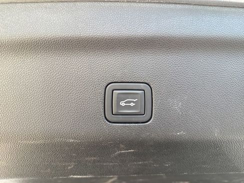 Used 2025 GMC Yukon XL Denali AWD/4WD image 5