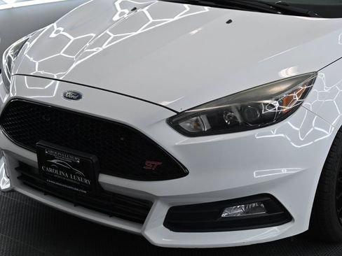 Used 2017 Ford Focus ST w/ Equipment Group 401A FWD image 7