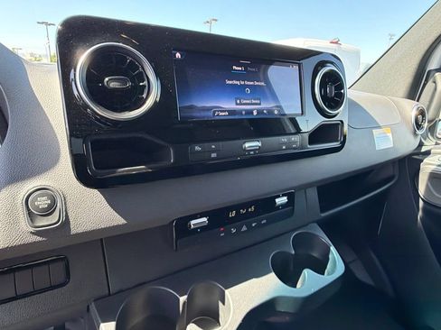 Used 2025 Mercedes-Benz Sprinter 2500 image 25