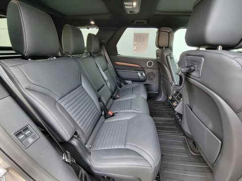 Used 2025 Land Rover Discovery Dynamic SE AWD/4WD image 19