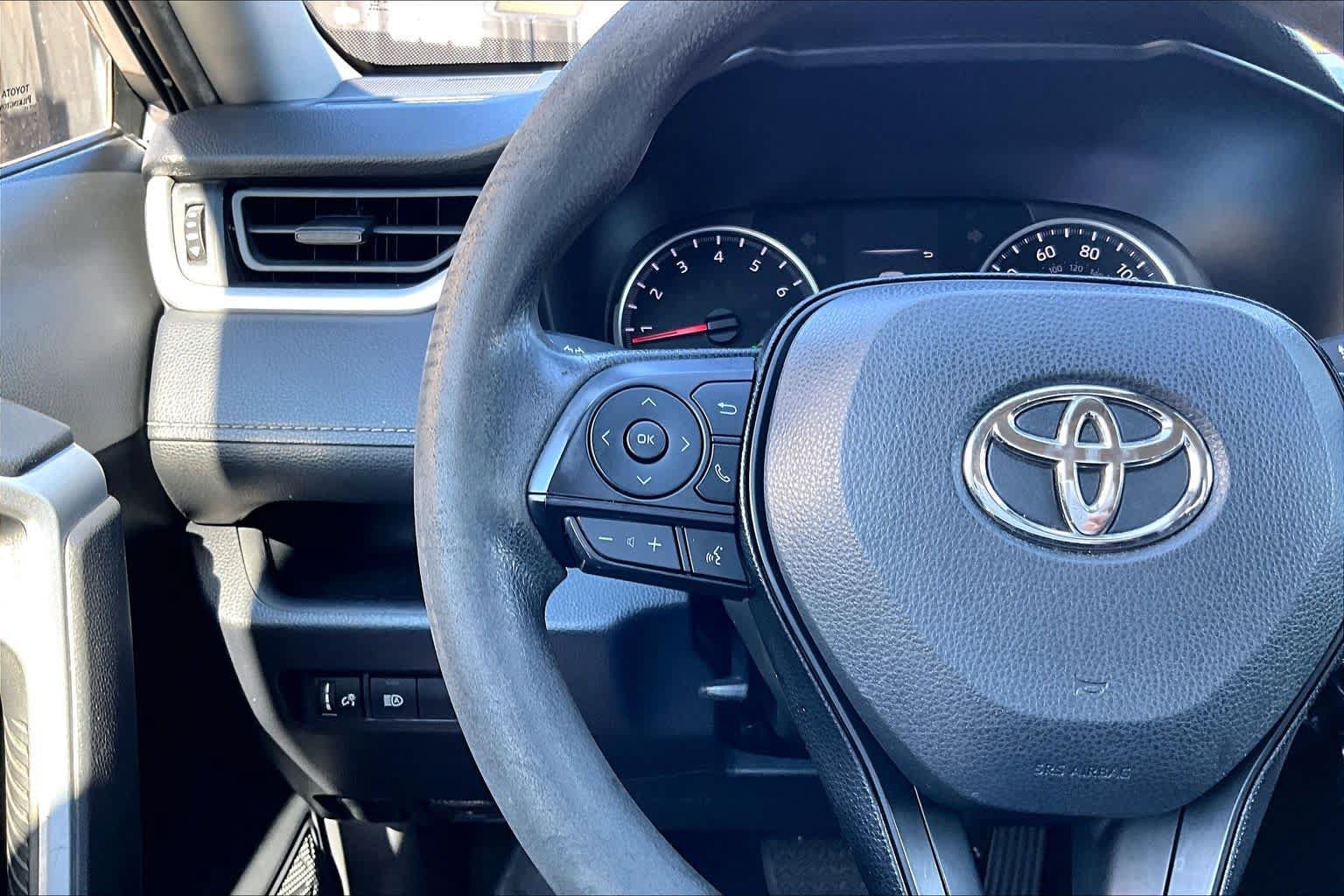 Used 2020 Toyota RAV4 LE FWD image 24