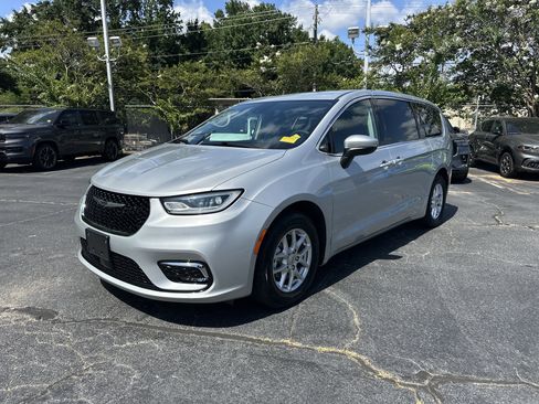 Used 2023 Chrysler Pacifica Touring-L FWD image 5
