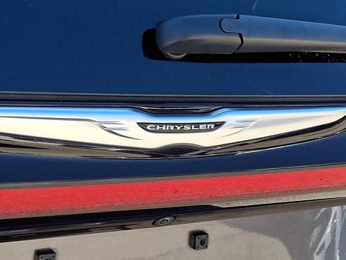 Used 2023 Chrysler Pacifica Touring-L image 33