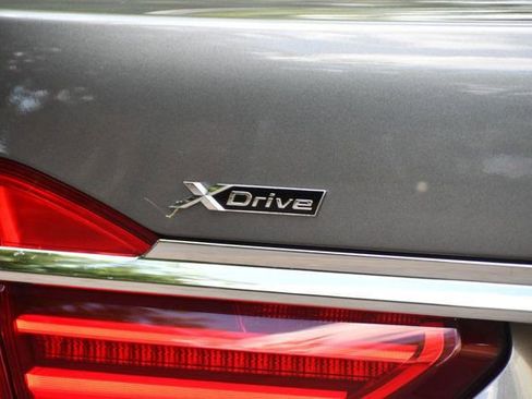 Used 2017 BMW 750i xDrive image 7