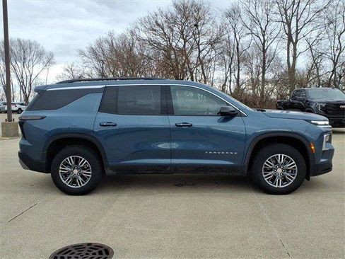 Used 2025 Chevrolet Traverse LT image 5