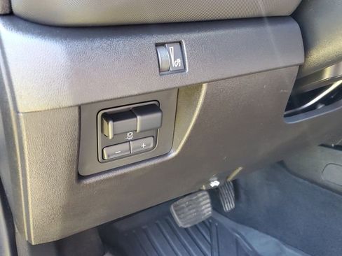 Used 2024 Chevrolet Colorado Z71 w/ Z71 Convenience Package 2 AWD/4WD image 9
