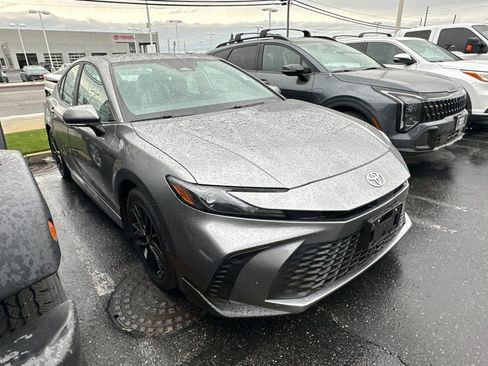 Used 2025 Toyota Camry SE w/ Convenience Package image 2