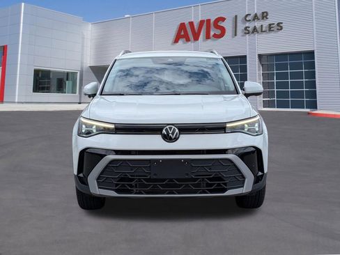 Used 2025 Volkswagen Taos SE AWD/4WD image 2