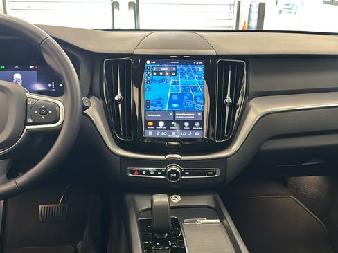 Used 2025 Volvo XC60 B5 Core AWD/4WD image 11