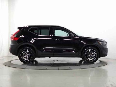 Certified 2025 Volvo XC40 B5 Core image 12