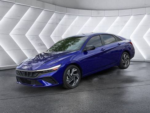 Used 2025 Hyundai Elantra Sport image 3