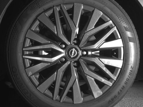 Used 2025 Nissan Altima 2.5 SV FWD image 12