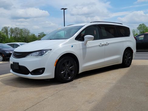 Used 2020 Chrysler Pacifica Limited w/ S Appearance Package FWD image 3