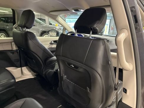 Used 2023 Chrysler Pacifica Touring-L FWD image 27