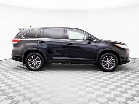 Used 2019 Toyota Highlander SE image 8