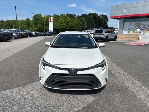 Used 2025 Toyota Corolla LE FWD image 2