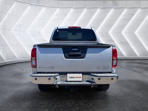 Used 2013 Nissan Frontier SL w/ Moonroof Pkg AWD/4WD image 5