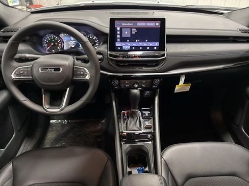 Used 2026 Jeep Compass Latitude AWD/4WD image 12