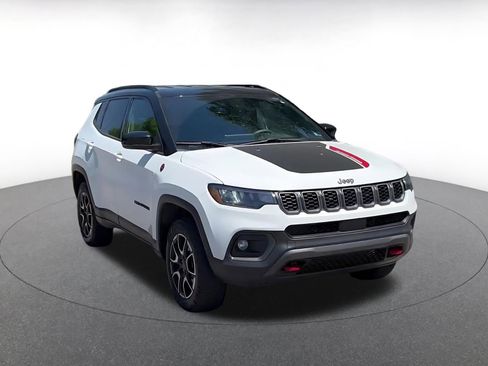 Used 2025 Jeep Compass Trailhawk AWD/4WD image 3