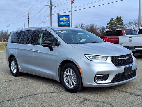 Used 2024 Chrysler Pacifica Touring-L image 3