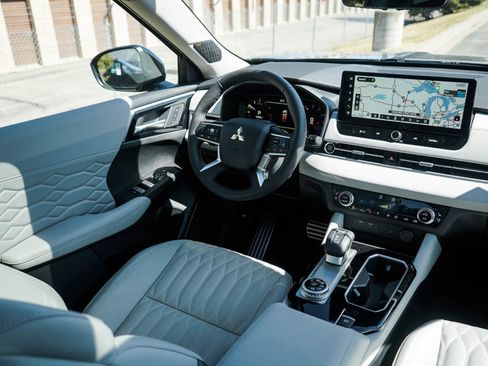 New 2025 Mitsubishi Outlander SEL image 15