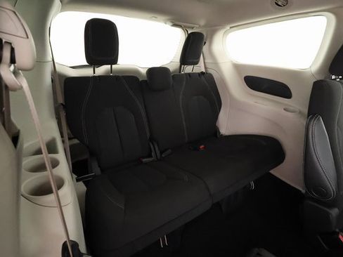 Used 2022 Chrysler Voyager LX image 24