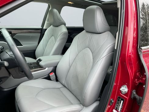 Used 2024 Toyota Highlander Platinum FWD image 10
