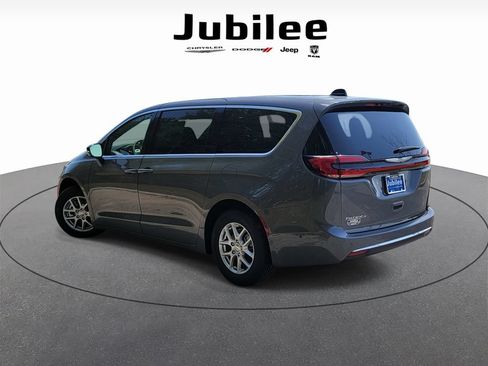 New 2025 Chrysler Pacifica Select FWD image 4