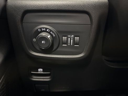 Used 2023 Jeep Grand Cherokee Limited w/ Luxury Tech Group II image 41