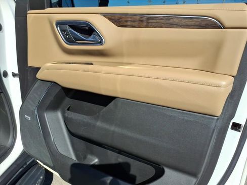 Used 2021 Chevrolet Suburban Premier w/ Premium Package image 11